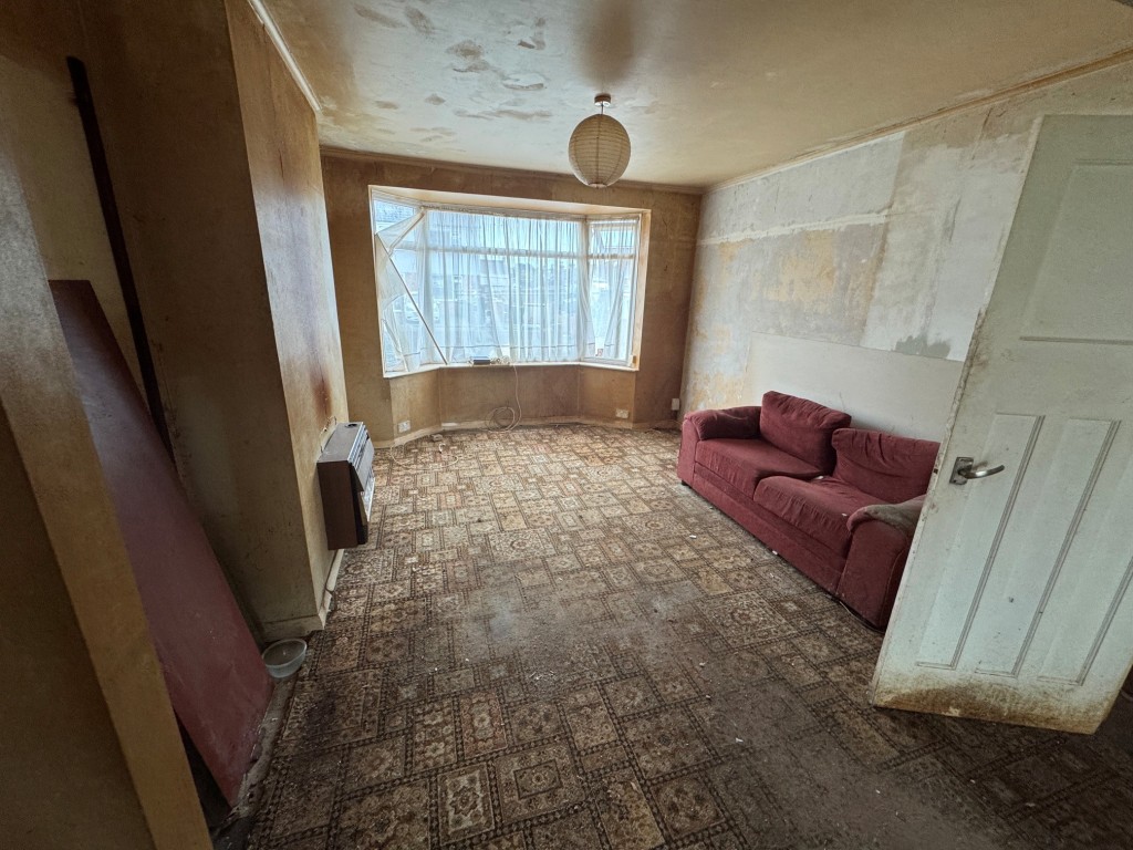 Lot: 16 - FIVE-BEDROOM HOUSE FOR TOTAL REFURBISHMENT WITH POTENTIAL PLOT - Living room